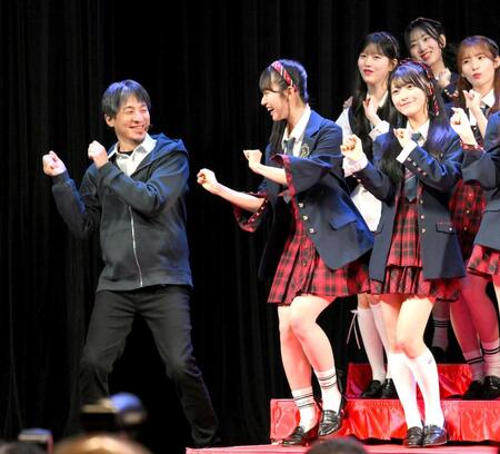 　ＡＫＢと踊るひろゆき氏（撮影・伊藤笙子）