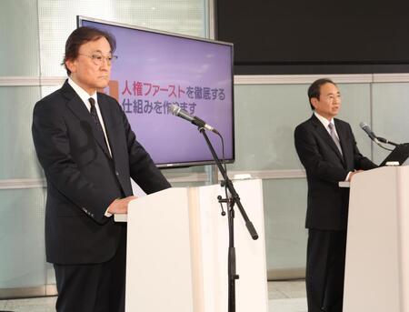 　会見するフジ・メディア・ホールディングス金光修社長（左）とフジテレビジョン・清水賢治社長（撮影・金田祐二）