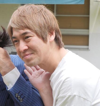 　撮影に応じたハイキングウォーキングの松田洋昌