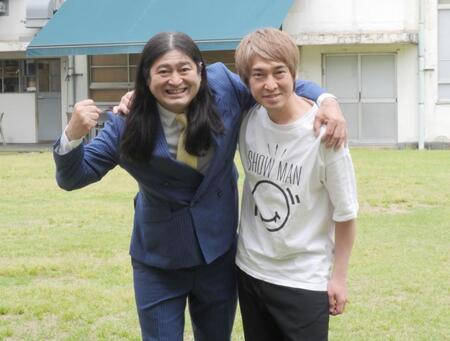 　肩を組み１０年ぶりの単独公演へ力を込めるハイキングウォーキングの鈴木Ｑ太郎（左）と松田洋昌