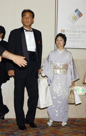 　松ヶ根親方（元若嶋津）、高田みづえ夫妻＝２００６年
