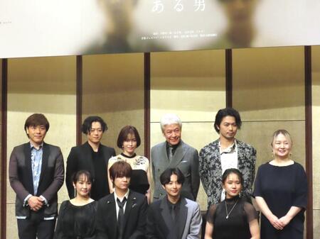 　ミュージカル「ある男」に出演する小池徹平（下段左から３番目）