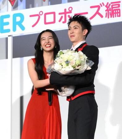 　「プロポーズ選手権」で勝利した綱啓永（右）に特製ブーケを渡すＫōｋｉ，（撮影・堀内翔）