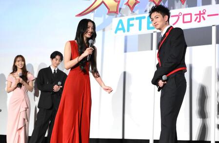 　「プロポーズ選手権」で綱啓永（右）からのプロポーズを受けるＫōｋｉ，（撮影・堀内翔）