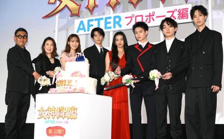 　ウエディングケーキに入刀する（左から）星野和成監督、筒井真理子、菅井友香、渡邊圭祐、Ｋōｋｉ，、綱啓永、宮世琉弥、堀夏喜（撮影・堀内翔）