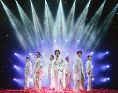 　花吹雪の中、パフォーマンスするＩＭＰ．