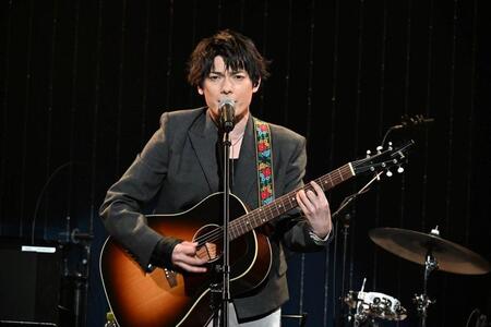 　デビュー１０周年記念ライブを行う崎山つばさ