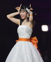 　かわいらしくポーズを取る八木栞（撮影・棚橋慶太）