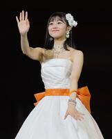 　ファンに手を振る八木栞（撮影・棚橋慶太）