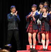 　「ＵＰ－Ｔ　新ＣＭ発表会見」でメンバーの動きをチラ見しながら踊るひろゆき氏（左）＝撮影・伊藤笙子