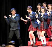 　ＡＫＢと踊るひろゆき氏（撮影・伊藤笙子）