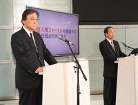 　会見するフジ・メディア・ホールディングス金光修社長（左）とフジテレビジョン・清水賢治社長（撮影・金田祐二）