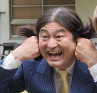 　おなじみの「卑弥呼様ー！」ポーズで撮影に応じたハイキングウォーキングの鈴木Ｑ太郎