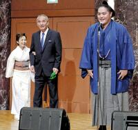 　スピーチする（右から）一山本と師匠の二所ノ関親方、女将の高田みづえさん＝２０１９年