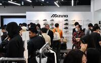 　「ミズノブランドアンバサダー」を務める知英が一日店長体験イベントを実施し、多くの人が来店した