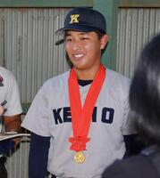 　２３年８月、母校のグラウンドで優勝メダルを下げ取材に応じる慶応・清原勝児