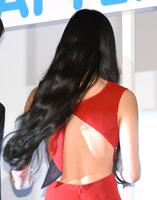 　背中が大きく見えるドレスで登場したＫōｋｉ，（撮影・堀内翔）