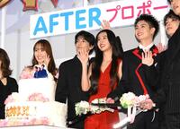 　ウエディングケーキの前で手を振る（左から）菅井友香、渡邊圭祐、Ｋōｋｉ，、綱啓永（撮影・堀内翔）