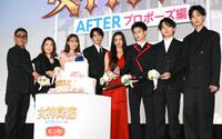 　ウエディングケーキに入刀する（左から）星野和成監督、筒井真理子、菅井友香、渡邊圭祐、Ｋōｋｉ，、綱啓永、宮世琉弥、堀夏喜（撮影・堀内翔）