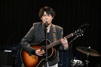 　デビュー１０周年記念ライブを行う崎山つばさ