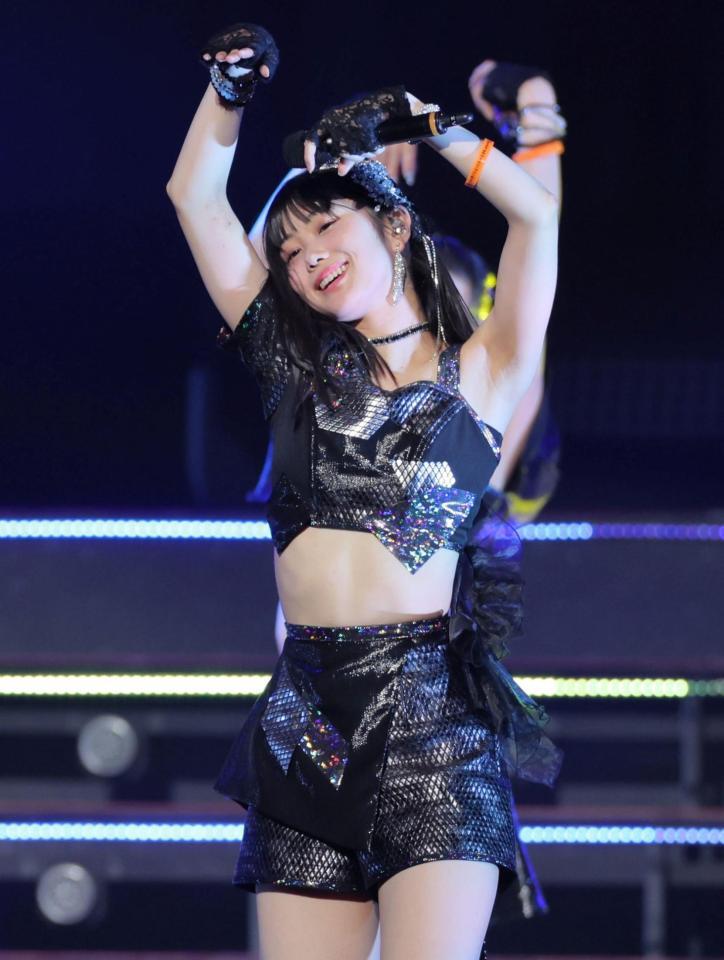 　ダンスで会場を盛り上げるつばきファクトリー・八木栞（撮影・棚橋慶太）