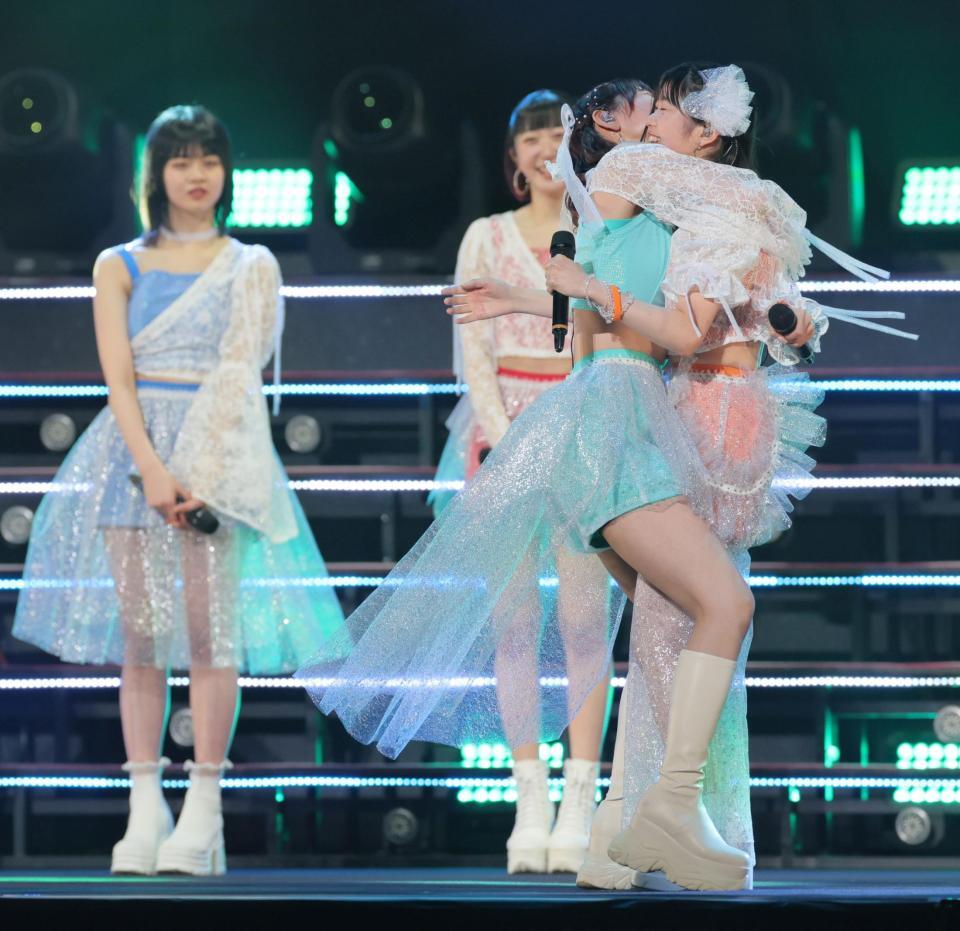 　小野瑞歩に抱きつかれる八木栞（右）＝撮影・棚橋慶太