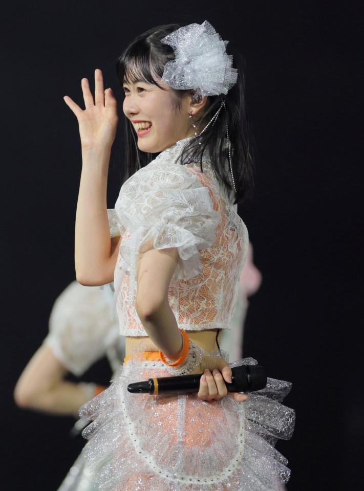 　ファンに向かい笑顔を見せるつばきファクトリー・八木栞（撮影・棚橋慶太）