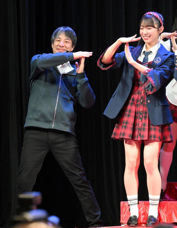 　「ＵＰ－Ｔ　新ＣＭ発表会見」で踊るひろゆき氏（撮影・伊藤笙子）