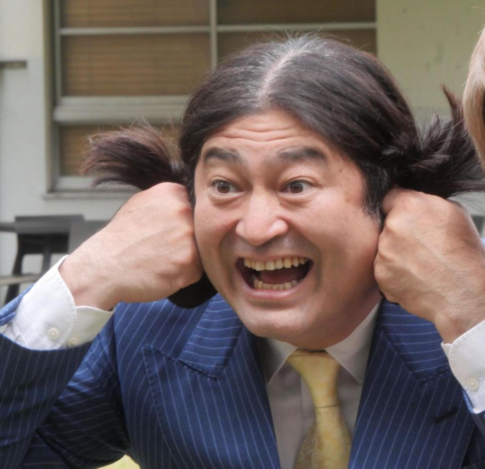 　おなじみの「卑弥呼様ー！」ポーズで撮影に応じたハイキングウォーキングの鈴木Ｑ太郎