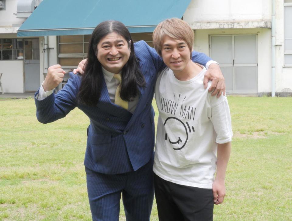 　肩を組み１０年ぶりの単独公演へ力を込めるハイキングウォーキングの鈴木Ｑ太郎（左）と松田洋昌