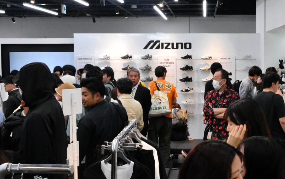 　「ミズノブランドアンバサダー」を務める知英が一日店長体験イベントを実施し、多くの人が来店した