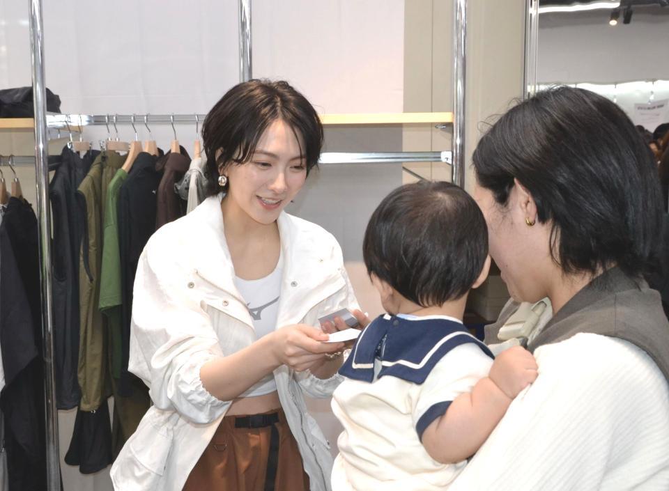 　「ミズノブランドアンバサダー」として一日店長体験イベントで来客者に名刺を渡す知英