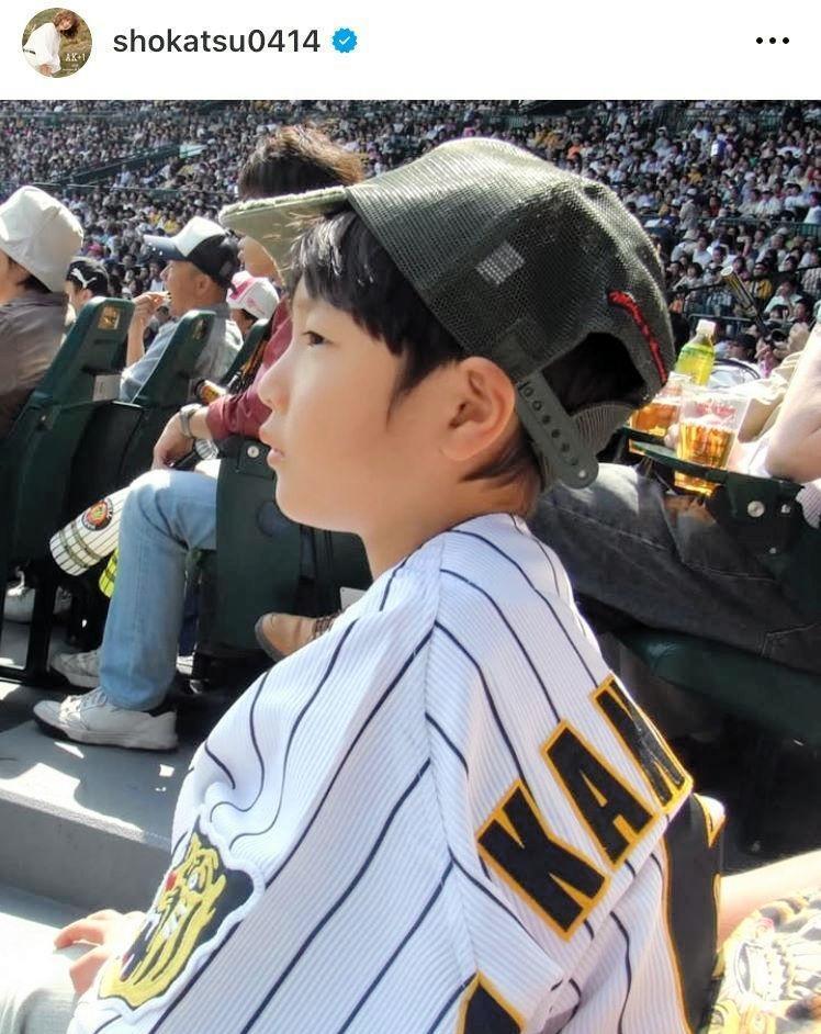 　幼稚園の時の次男が甲子園で。亜希のインスタグラム＠ｓｈｏｋａｔｓｕ０４１４より