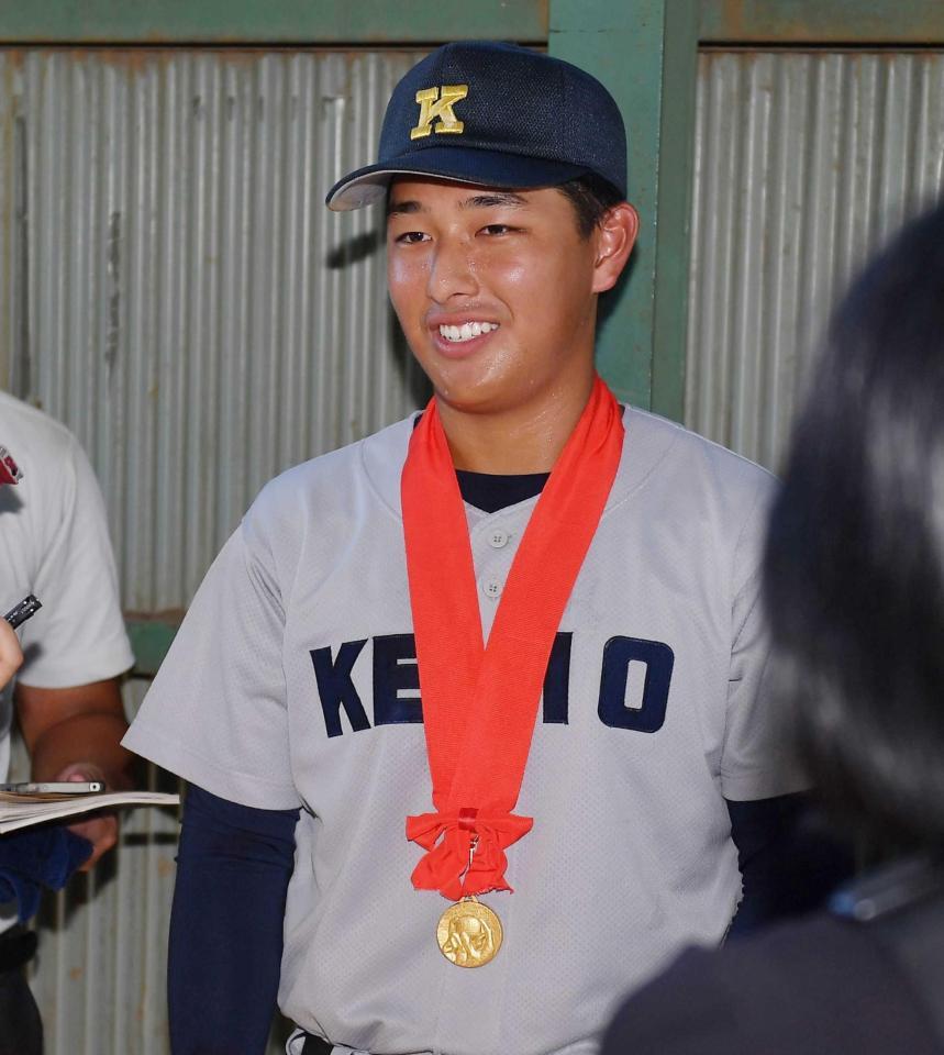 　２３年８月、母校のグラウンドで優勝メダルを下げ取材に応じる慶応・清原勝児