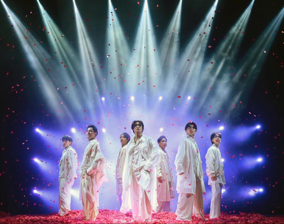 　花吹雪の中、パフォーマンスするＩＭＰ．