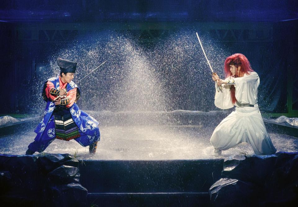 　水しぶきが上がるほどの激しい戦闘シーンを見せる松井湊（左）と佐藤新