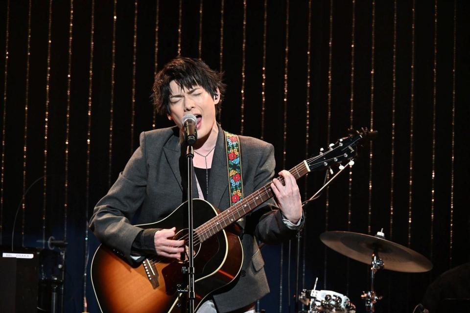 　デビュー１０周年記念ライブを行う崎山つばさ