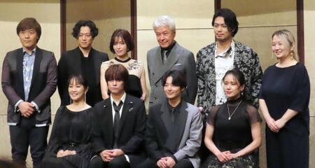 　製作発表会見に登壇した浦井健治（前列左から２人目）、小池徹平（同３人目）ら