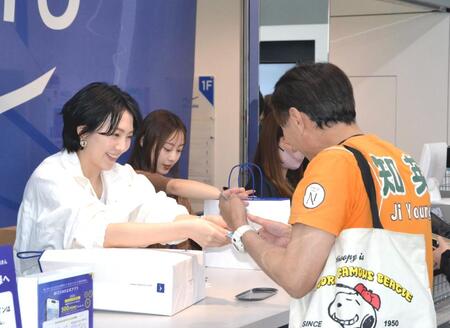 　「ミズノブランドアンバサダー」として一日店長体験イベントで来客者に応対する知英（左）