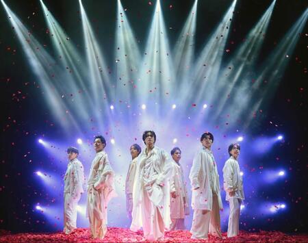 　花吹雪の中、パフォーマンスするＩＭＰ．