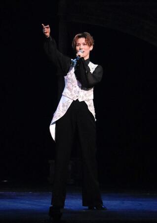 　宝塚退団後初コンサートで熱いステージングの彩風咲奈