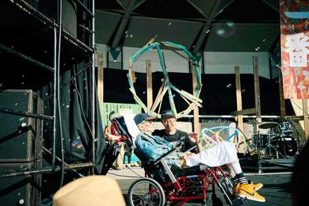 　生前の福岡風太氏（手前）と息子の嵐氏