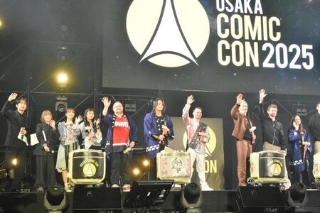 　海外セレブとセレモニーに参加した中丸雄一（左）。（左から）ＩＭＡＬＵ、ＮＭＢ４８・安部若菜、塩月希依音、Ｃ．Ｂ．セブルスキー、サン・カン、ダニエル・ローガン、マッツ・ミケルセン、ヒュー・ダンシー、クリティーナ・リッチ