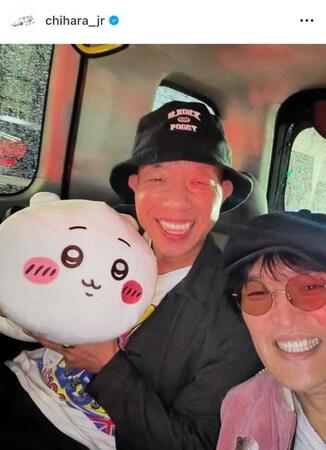 　デートを満喫する小峠英二と千原ジュニア。ジュニアのインスタグラム＠ｃｈｉｈａｒａ＿ｊｒより