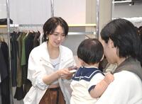 　「ミズノブランドアンバサダー」として一日店長体験イベントで来客者に名刺を渡す知英