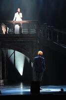 　宝塚退団後初コンサートで熱いステージングの彩風咲奈（手前）とゲストの水夏希