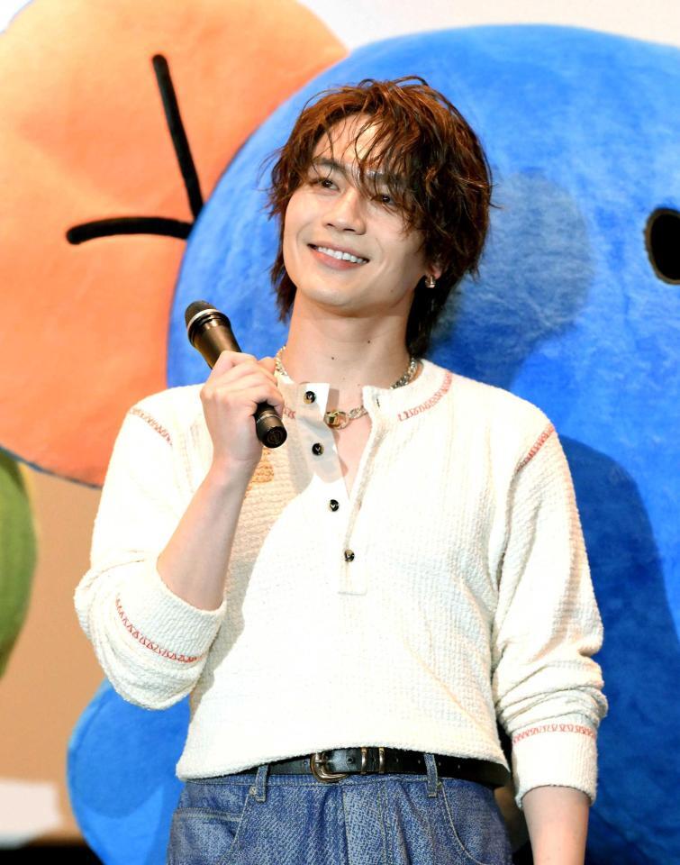 　壇上で笑顔を見せる松田元太