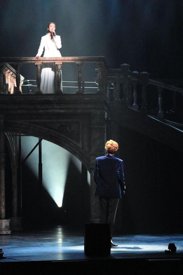 　宝塚退団後初コンサートで熱いステージングの彩風咲奈（手前）とゲストの水夏希