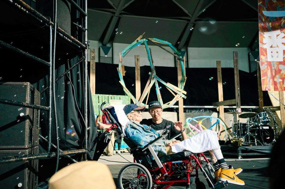 　生前の福岡風太氏（手前）と息子の嵐氏