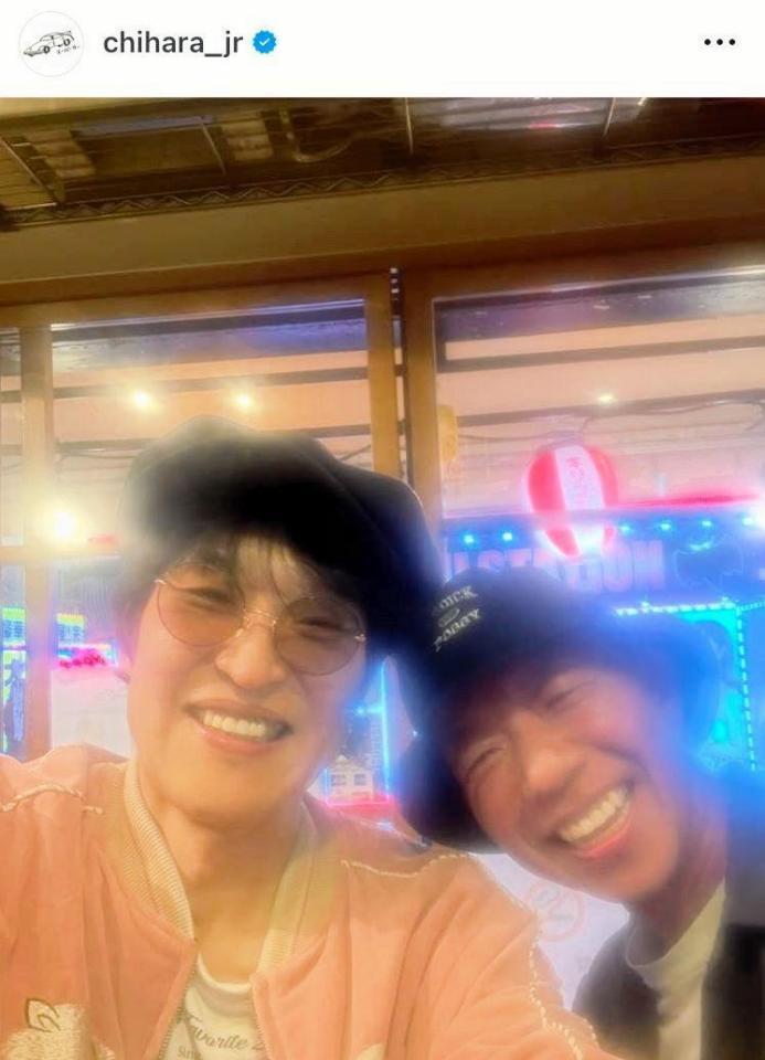 　デートを満喫する小峠英二と千原ジュニア。ジュニアのインスタグラム＠ｃｈｉｈａｒａ＿ｊｒより